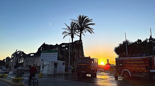 Åttio båtar brann i en dramatisk brand i Marbellas hamn Bajadilla